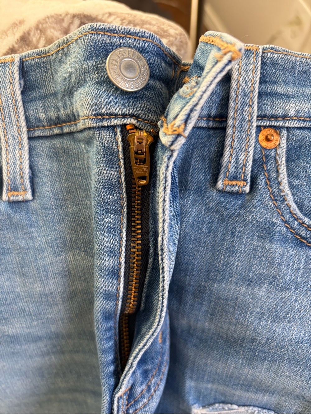 Levi’s High Rise Shorts - Picture 6 of 6